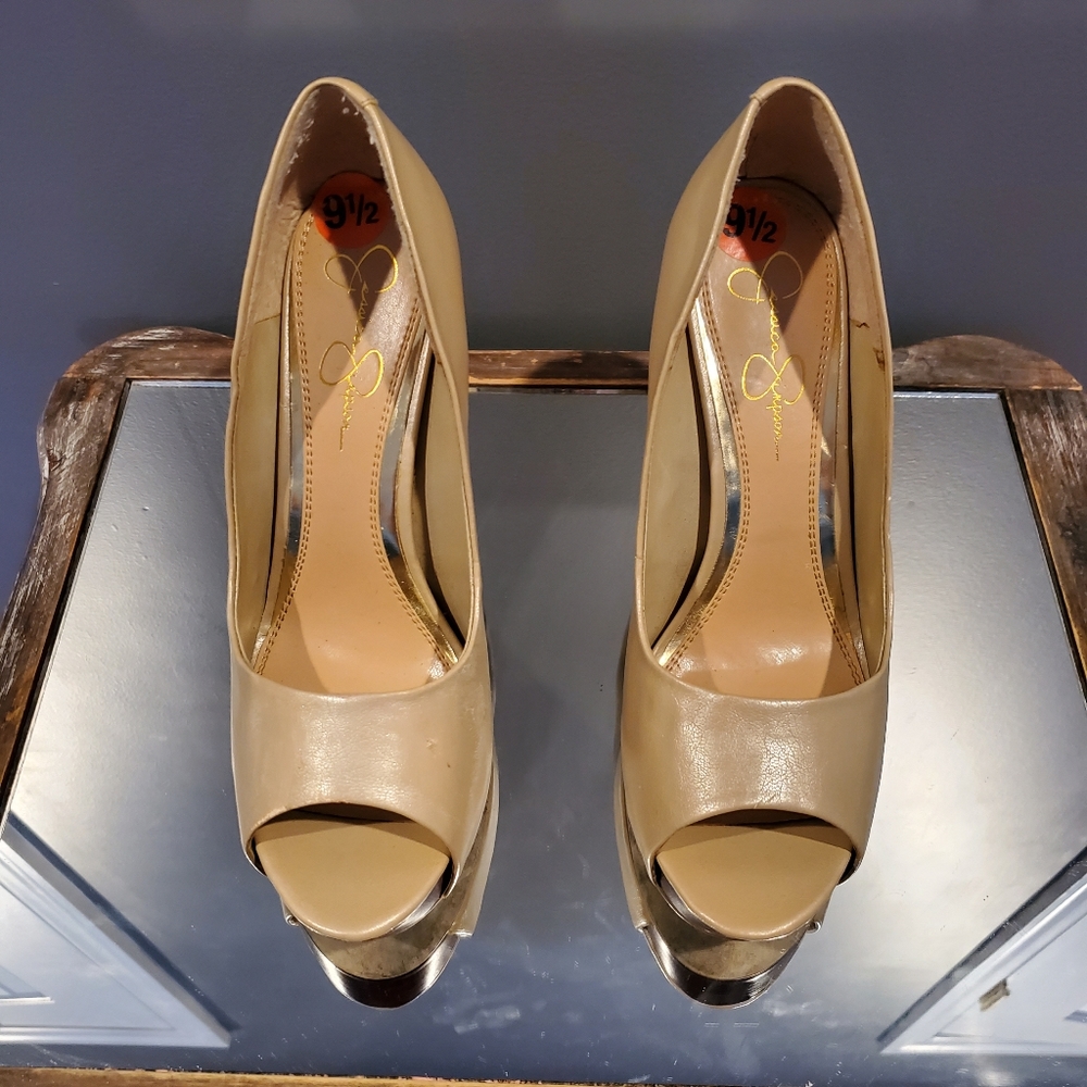 Jessica Simpson pump